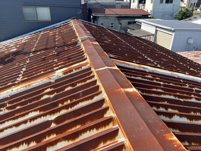 周南市で折板屋根の広範囲な錆を調査！金属屋根の劣化対策とは