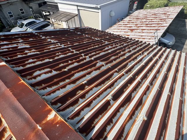 錆びた折板屋根