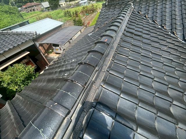 施工前の瓦屋根の棟瓦
