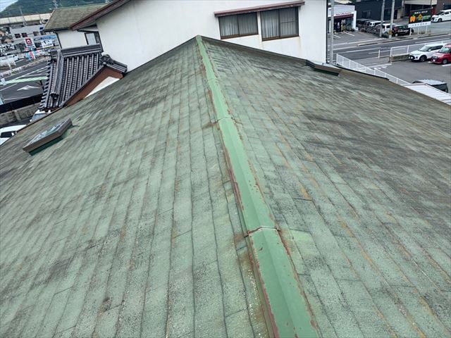 色褪せて劣化したスレート屋根