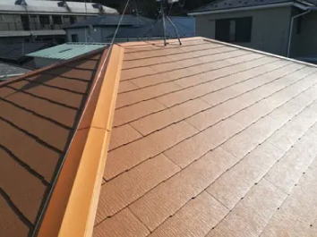 施工後の新しいオレンジ色のスレート屋根
